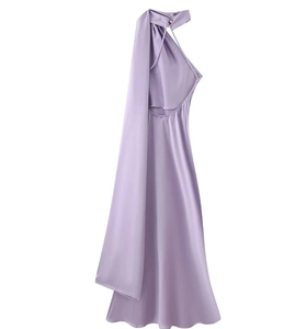 Rückenansicht des lavendelfarbenen Satin-Halterkleids mit elegantem Seitenband