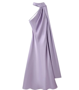 Detailansicht eines eleganten lavendelfarbenen Satin-Neckholderkleids mit Fall