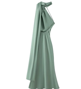 Detailansicht eines salbeigrünen Satin-Halterkleids mit elegantem langen Schal.