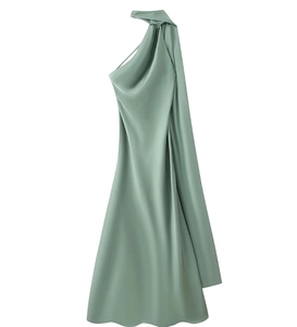 Elegantes salbeigrünes Satin-Neckholder-Kleid mit raffinierten Falten-Details