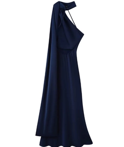 Detailansicht eines eleganten dunkelblauen Satin-Neckholder-Kleids mit fließendem Schal
