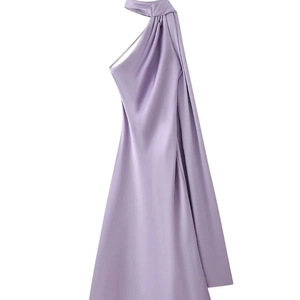 Elegantes lavendelfarbenes Satin-Neckholder-Kleid mit langem fließendem Schal-Detail