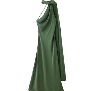 Elegantes grünes Satin-Neckholder-Kleid mit drapiertem Wasserfallausschnitt und Band