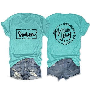 Détail du t-shirt vert lac avec impression au dos Crazy Proud et short en jean