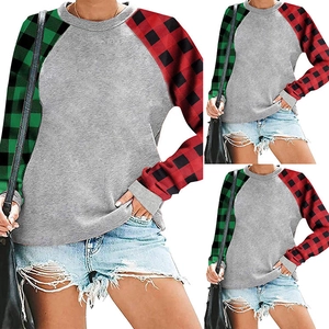 Détail d'un sweat-shirt à manches raglan à carreaux et corps gris chiné