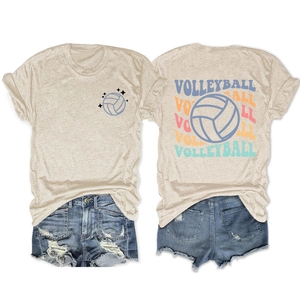 Détails des imprimés volley-ball sur l'avant et l'arrière d'un t-shirt beige surdimensionné