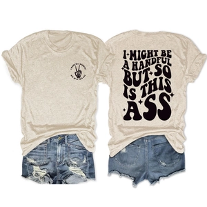 Beiges Grafik-T-Shirt und Distressed Denim-Shorts Set mit I Might Be a Handful Spruch