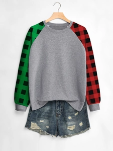 Détail du sweat à manches raglan à carreaux buffalo et short en jean court et délavé