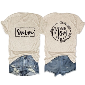Détail d'un t-shirt décontracté avec imprimé Swim Mom et d'un short en jean déchiré en ensemble