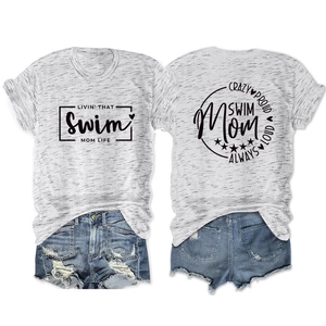 Détail du t-shirt Swim Mom Life en coton gris chiné et short en jean bleu délavé pour femme