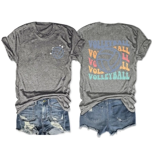 Vue à plat d'un t-shirt gris imprimé volleyball et d'un short en jean délavé