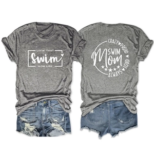 T-shirt gris en coton avec imprimé Swim Mom et short en jean déchiré posé à plat