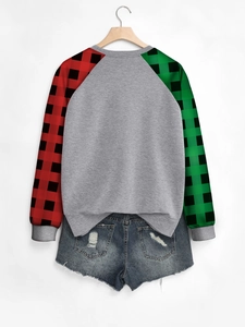 Sweat-shirt à manches raglan à carreaux et short en jean vieilli sur fond blanc