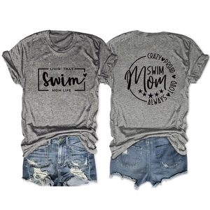 T-shirt gris en coton avec imprimé Swim Mom et short en jean sur fond blanc