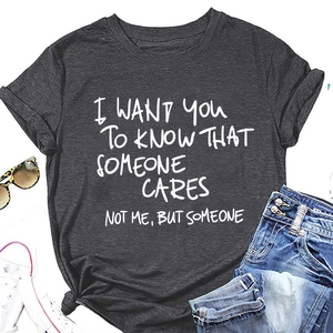 T-shirt grigia girocollo con citazione abbinata a jeans e sneakers in posa piatta