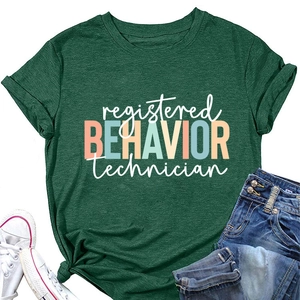Détail de la texture du coton du t-shirt vert foncé RBT et de l'imprimé coloré