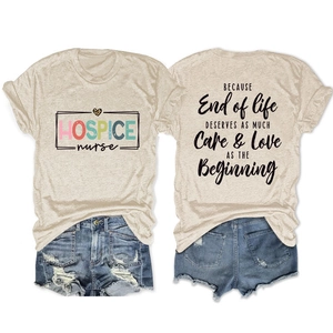 Vues avant et arrière du t-shirt avoine avec imprimé Hospice Nurse et short en jean
