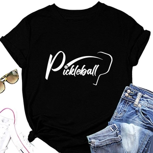 Dettaglio della t-shirt nera da Pickleball con maniche arrotolate e stampa grafica