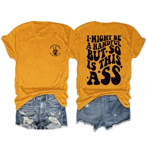 Detailansicht von Vorder- und Rückseite eines orangefarbenen Grafik-T-Shirts mit Jeans