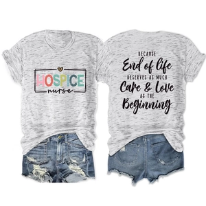 Vue avant et arrière du t-shirt d'infirmière de soins palliatifs et short en jean bleu