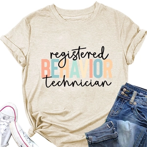 Gros plan d'un t-shirt beige à col rond avec impression de technicien du comportement
