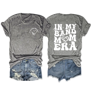 Détail de l'imprimé graphique Band Mom Era sur t-shirt gris et short en jean