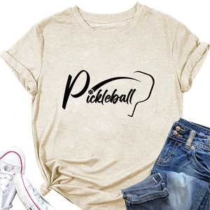 Piatto di una maglietta beige Pickleball abbinata a jeans e scarpe bianche