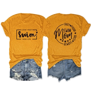 T-shirt jaune imprimé Swim Mom et short en jean déchiré présentés à plat en duo