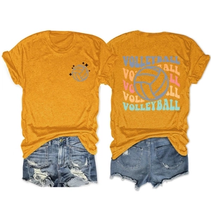 Vues avant et arrière du t-shirt de volley jaune avec un short en jean délavé