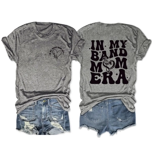 Vue détaillée du motif In My Band Mom Era sur t-shirt gris chiné et short en jean bleu