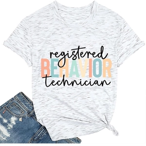 Détail du t-shirt gris pour technicien du comportement avec lettrage et nœud latéral
