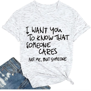 Dettaglio della t-shirt bianca melange con girocollo, stampa e nodo decorativo sull'orlo