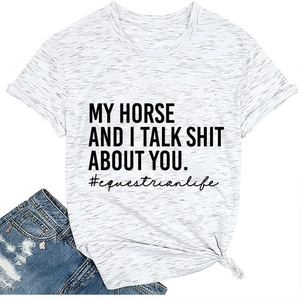 Detail eines grauen T-Shirts mit My Horse and I-Aufdruck und modischem Knotensaum