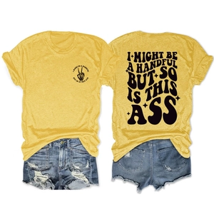 Vorder- und Rückansicht gelbes T-Shirt mit 'I Might Be A Handful' Aufdruck und Jeansshorts