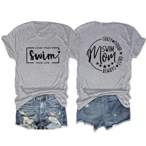 Détails avant et arrière du t-shirt gris avec impression 'Swim Mom Life' et 'Always Loud'