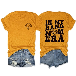 Vue avant et arrière du t-shirt jaune moutarde avec imprimé Band Mom Era et short en jean
