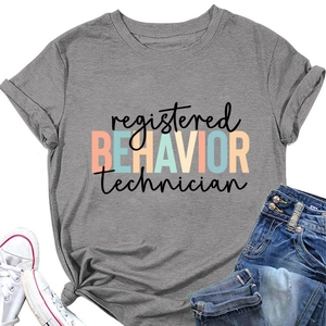 Gros plan d'un t-shirt gris Registered Behavior Technician avec accessoires de mode