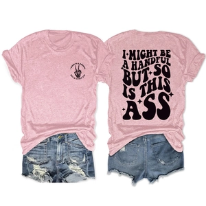 Rosa Oversize-T-Shirt mit Spruch und Used-Look Jeans-Shorts in lässigem Stil