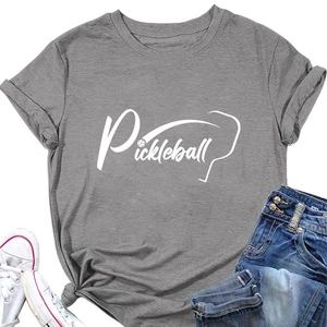 T-shirt Pickleball grigio scuro stesa in piano con jeans denim e scarpe bianche