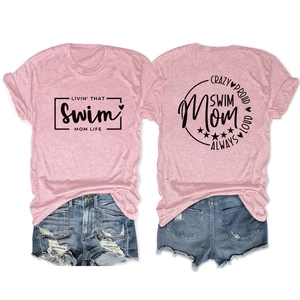 Détail d'un t-shirt rose avec typographie noire et emblème circulaire au dos du vêtement