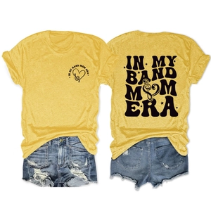 Détail avant et arrière du t-shirt jaune In My Band Mom Era avec logo note de musique