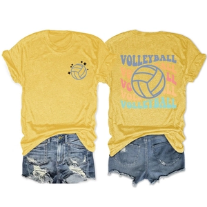 Ensemble t-shirt jaune imprimé volleyball et short en jean bleu délavé à trous