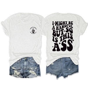 Detail von weißem T-Shirt mit Aufdruck und Used-Look Jeansshorts im Set-Design