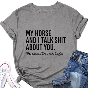 Detailansicht der humorvollen Textgrafik auf einem grauen Rundhals-T-Shirt für Reiter