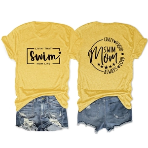 Vue détaillée avant et arrière du t-shirt jaune Swim Mom avec lettrage noir imprimé