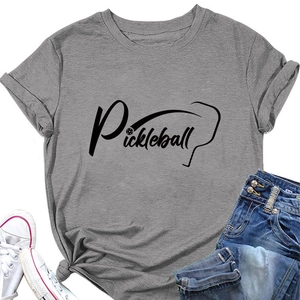 Dettaglio della t-shirt grigia da pickleball in cotone con stampa grafica e nodo laterale
