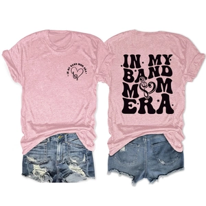 Vue détaillée avant et arrière du t-shirt rose Band Mom Era avec short en jean