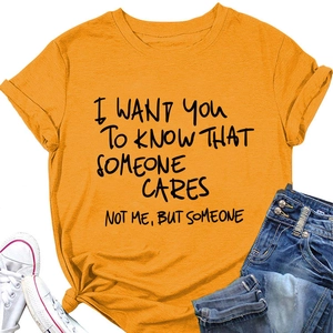 Posa piatta di t-shirt giallo senape con testo I Want You To Know e jeans denim