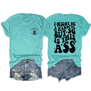 Vorder- und Rückansicht eines blauen Grafik-T-Shirts mit Distressed-Denim-Shorts