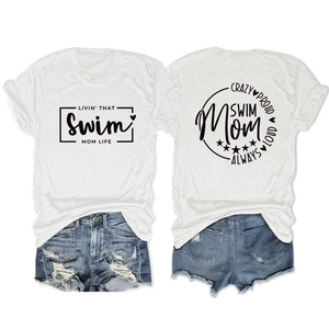 Détail de T-shirts en coton blanc avec lettrage Crazy Proud Always Loud et Swim Mom imprimé